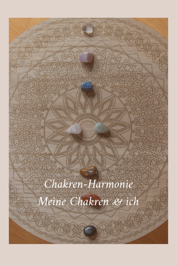 Holzscheibe mit Mandala-Gravur, darauf sieben Heilsteine in einer Reihe, Schriftzug: Chakren-Harmonie, Meine Chakren und ich